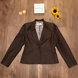 Le Suit Blazer top with shoulder pads. Size 6.